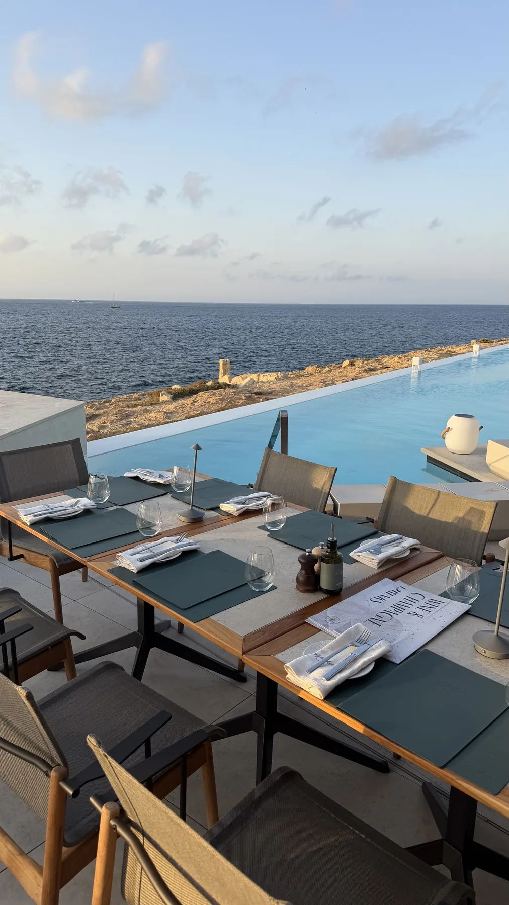 Luxe terras aan zee bij een beachclub op Malta