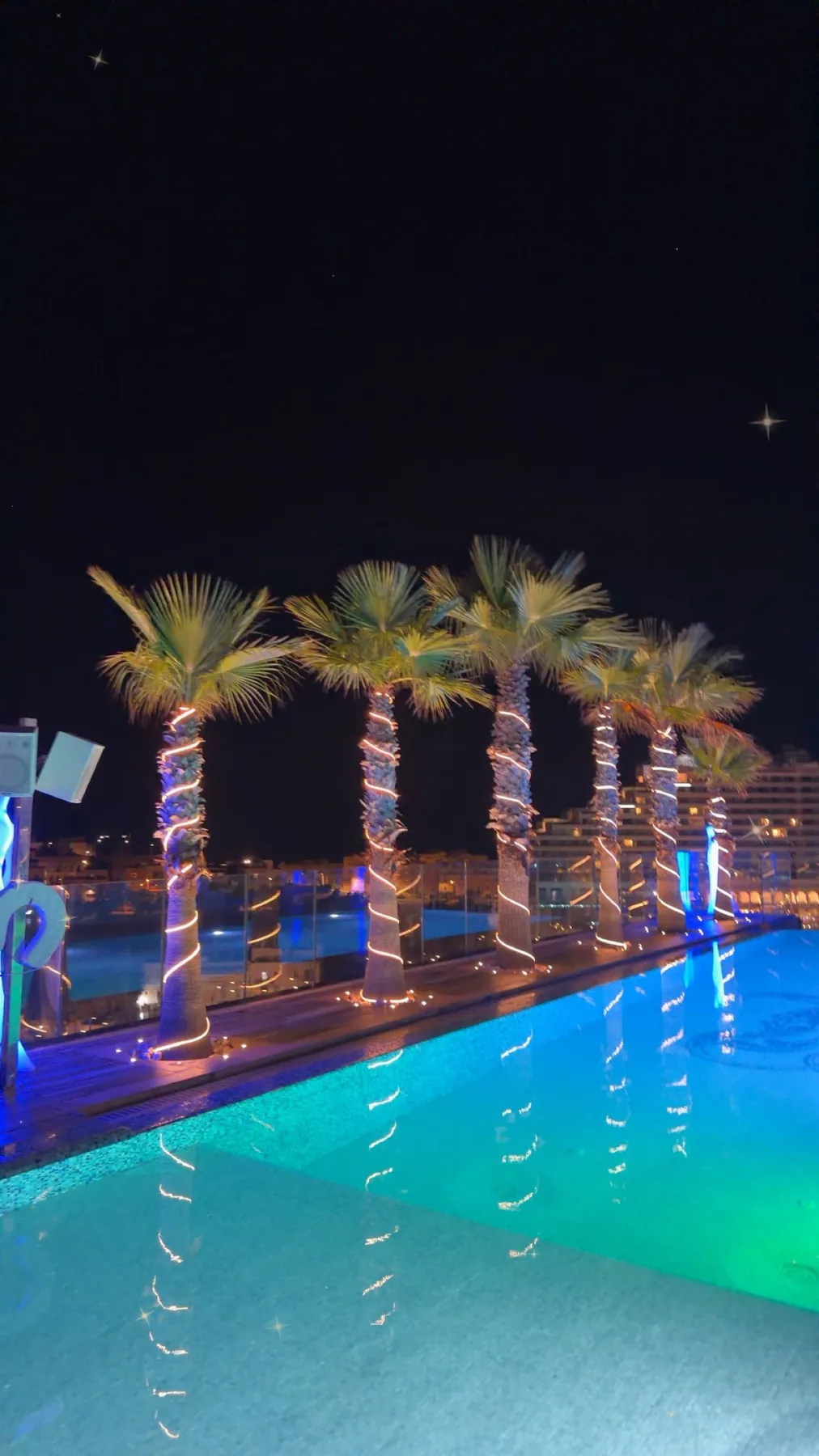 Avondsfeer bij het verlichte beachclubzwembad