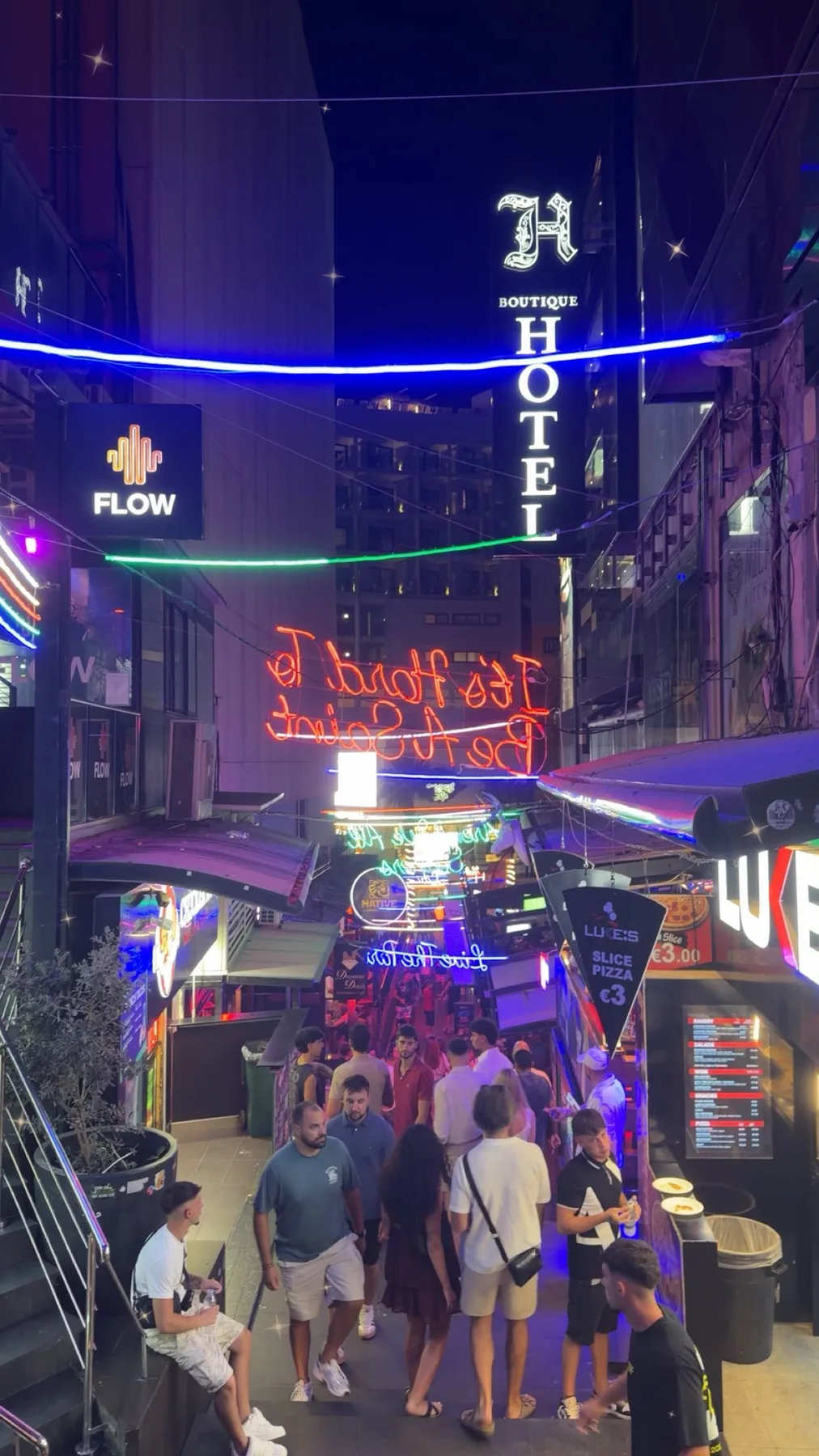 De neonverlichte uitgaansstraten van Paceville